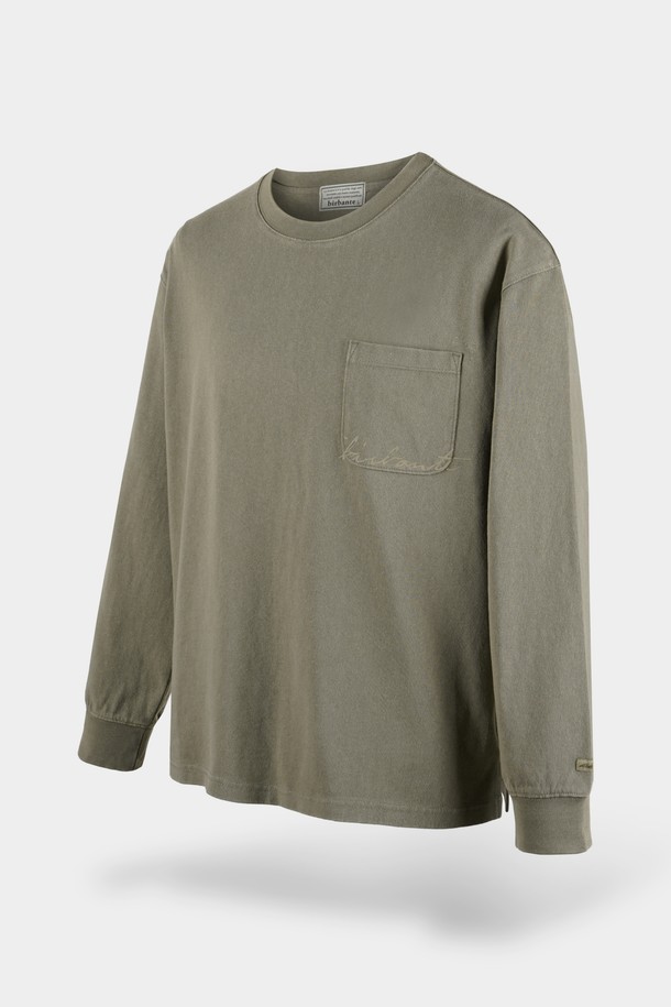 부드러운 면 소재로 제작되어 편안한 착용감을 선사하는 워시드 포켓 롱슬리브 티셔츠입니다. 카키와 올리브 두 가지 색상으로 출시되어, 일상생활에서 캐주얼하고 미니멀한 스타일을 연출하기 좋습니다. 봄, 가을 간절기에 활용하기 좋으며, 레귤러핏으로 제작되어 편안한 활동성을 제공합니다. 가슴 포켓 디테일과 워싱 가공으로 빈티지한 무드를 더했으며, 산책이나 캠핑 등 다양한 TPO에 활용할 수 있습니다.
