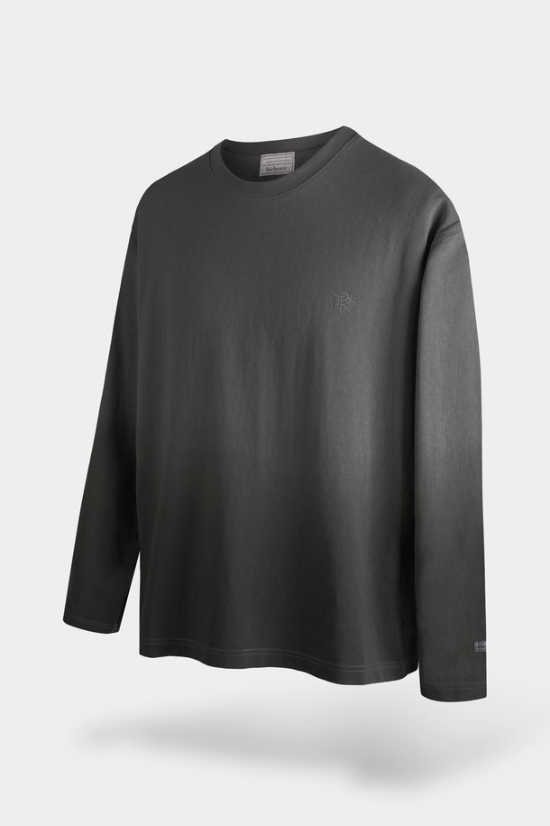 그라데이션 롱슬리브 티셔츠는 부드러운 면 소재로 제작되어 편안한 착용감을 선사합니다. 봄, 가을 시즌에 적합하며, 레귤러핏 디자인과 라운드넥으로 제작되어 베이직하면서도 미니멀, 캐주얼, 클래식 스타일을 연출하기 좋습니다. 은은한 그라데이션 컬러가 돋보이며, 긴 소매와 얇은 두께감으로 간절기 레이어드룩에 활용하기 좋습니다. 일상복으로 활용하기 좋은 디자인입니다.
