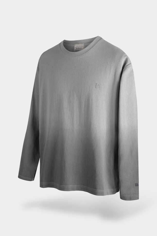 그라데이션 롱슬리브 티셔츠는 미니멀하고 캐주얼한 스타일을 추구하는 분들을 위한 필수 아이템입니다. 부드러운 면 소재로 제작되어 편안한 착용감을 선사하며, 봄, 가을에 적합합니다. 얇은 두께감으로 제작되어 레이어드하기 좋으며, 레귤러핏으로 제작되어 부담 없이 착용할 수 있습니다. 그레이와 블랙 두 가지 컬러로 출시되어, 어떤 스타일에도 쉽게 매치할 수 있습니다. 옴브레 디자인의 그라데이션 패턴이 특징이며, 라운드넥과 긴소매 디자인으로 시각적인 포인트를 더했습니다.
