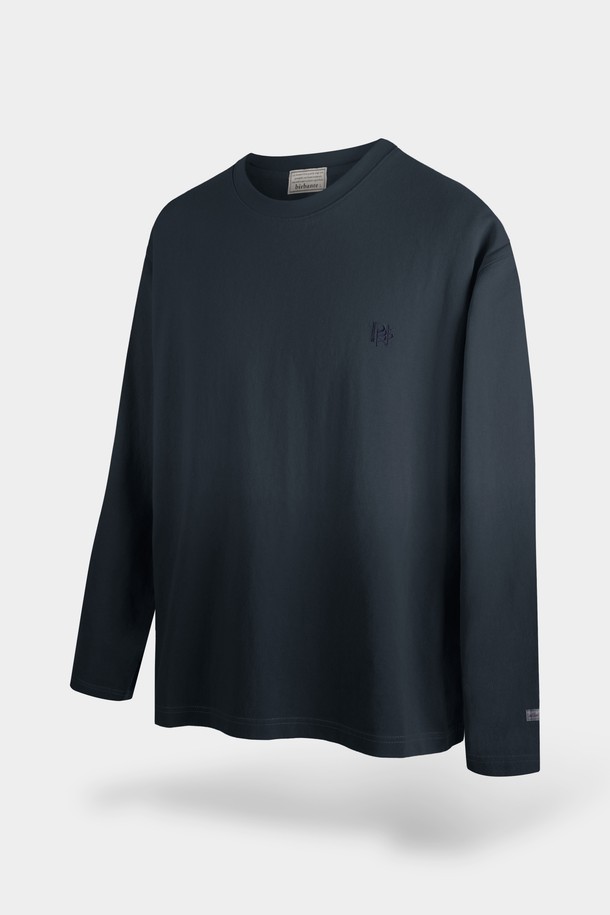 부드러운 면 소재로 제작되어 편안한 착용감을 선사하는 그라데이션 롱슬리브 티셔츠입니다. 베이직한 디자인에 블랙 컬러가 시크한 매력을 더하며, 루즈핏 크롭 기장으로 트렌디한 스타일을 연출합니다. 얇은 두께감과 긴 소매 기장으로 봄, 가을 시즌에 활용하기 좋으며, 산책룩이나 집콕룩 등 다양한 TPO에 매치할 수 있습니다. 라운드넥 디자인으로 어떤 스타일에도 잘 어울리며, 캐주얼하고 미니멀한 무드를 선호하는 분들께 추천합니다. 무지 패턴으로 심플함을 강조하여 데일리 아이템으로 활용하기 좋습니다.
