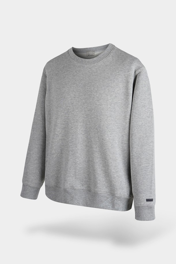 시그니처 크루넥 맨투맨은 공용으로 착용 가능한 상의입니다. 베이직하고 미니멀한 스타일로, 일상복으로 활용하기 좋습니다. 부드러운 면 소재로 제작되어 편안한 착용감을 선사하며, 두꺼운 두께감으로 봄, 가을, 겨울 세 계절 모두 따뜻하게 입을 수 있습니다. 레귤러핏에 라운드넥 디자인, 긴 소매 기장으로 클래식하고 캐주얼한 느낌을 줍니다. 무지 디자인의 그레이 컬러로 어떤 스타일에도 쉽게 매치할 수 있는 아이템입니다.
