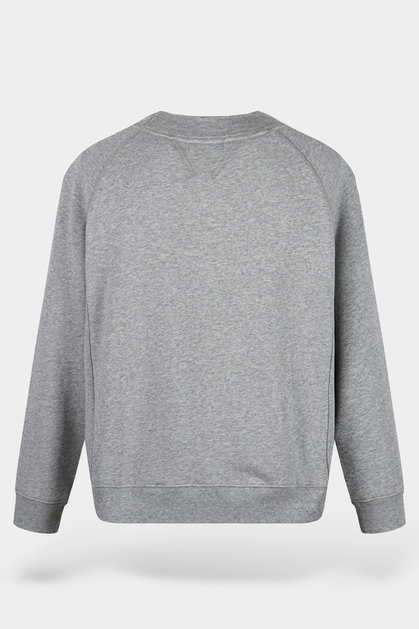 부드러운 면 소재로 제작되어 편안한 착용감을 선사하는 브이넥 스웨트 가디건입니다. 베이직하고 캐주얼한 스타일로, 일상생활은 물론 출근룩과 모임룩에도 활용하기 좋습니다. 크롭 기장과 레귤러핏으로 트렌디한 실루엣을 연출하며, 두꺼운 두께감으로 간절기에 따뜻하게 입을 수 있습니다. 무지 디자인에 긴 소매, 포켓 디테일, 버튼 여밈 방식으로 실용성을 더했습니다. 그레이 컬러로 다양한 스타일과 쉽게 매치할 수 있는 활용도 높은 아이템입니다.
