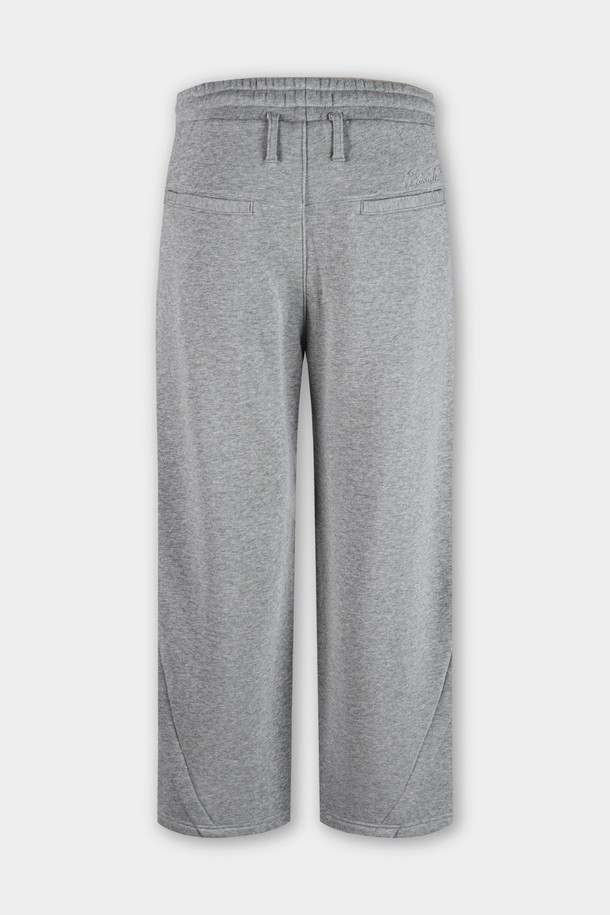 C.L핏 원턱 스웨트 팬츠는 캐주얼과 스포티한 스타일을 모두 아우르는 공용 스웨트 팬츠입니다. 부드러운 면 소재로 제작되어 봄, 가을 시즌에 편안하게 착용하기 좋습니다. 허리 밴딩과 원턱 디테일이 편안한 착용감을 선사하며, 레귤러핏으로 제작되어 다리가 더욱 슬림해 보이는 효과를 줍니다. 일상생활은 물론 산책이나 집콕 시 편안한 활동성을 보장하며, 미니멀한 디자인으로 다양한 상의와 매치하기 용이합니다. 그레이 컬러의 무지 디자인으로 어떤 스타일에도 쉽게 코디할 수 있습니다.
