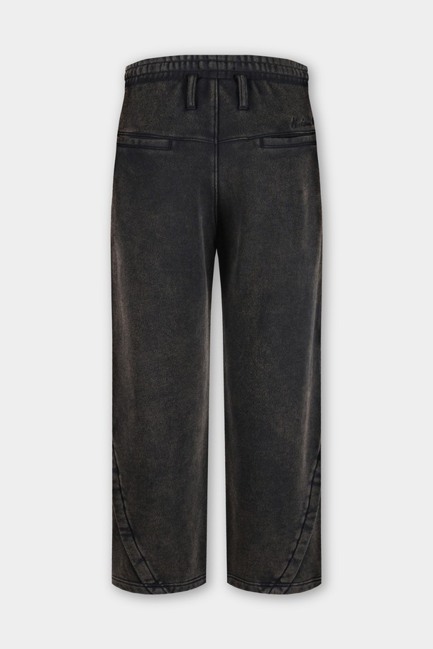 가먼트 워싱 처리로 자연스러운 멋을 더한 C.L핏 원턱 스웨트 팬츠입니다. 부드러운 면 소재로 제작되어 편안한 착용감을 선사하며, 레귤러핏으로 제작되어 캐주얼하고 미니멀한 스타일을 연출합니다. 넉넉한 두께감으로 간절기부터 초겨울까지 활용 가능하며, 밴딩 허리 디자인으로 활동성을 높였습니다. 무지 디자인과 블랙 컬러로 어떤 상의와도 쉽게 매치하여 데일리룩을 완성할 수 있습니다. 남성 고객분들께 추천하는 활용도 높은 스웨트 팬츠입니다.
