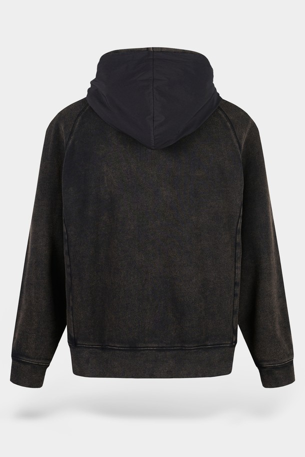 가먼트워싱 투웨이 레이어드 후드 집업은 캐주얼, 미니멀, 시티보이 스타일을 즐기는 분들을 위한 아이템입니다. 부드러운 면 소재로 제작되어 편안한 착용감을 선사하며, 봄, 가을 간절기에 활용하기 좋습니다. 블랙 컬러의 무지 디자인에 레귤러핏으로 제작되어 어떤 스타일에도 쉽게 매치할 수 있습니다. 가먼트워싱 기법으로 자연스러운 느낌을 더했으며, 레이어드 디자인과 후드 디테일로 개성을 더했습니다. 일상, 봄 소풍, 캠핑 등 다양한 TPO에 활용 가능합니다.
