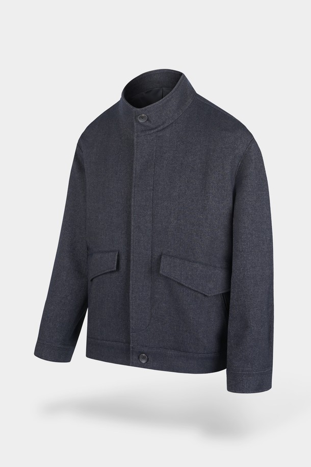 네이비 컬러의 데님 이펙트 스탠드 카라 블루종 재킷입니다. 남성용으로, 봄, 가을에 착용하기 적합합니다. 미니멀하고 베이직한 스타일을 추구하는 분들께 추천하며, 출근룩이나 데이트룩에 활용하기 좋습니다. 레귤러핏으로 제작되었으며, 뻣뻣한 촉감의 두꺼운 데님 소재를 사용하여 견고한 느낌을 줍니다. 집업 여밈 방식에 플랩 포켓 디테일이 있으며, 크롭 기장과 긴 소매가 특징입니다.
