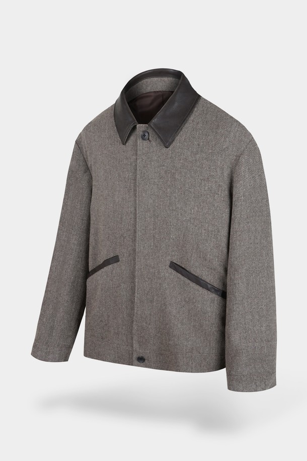 울 블렌드 레더 카라 블루종 재킷은 남성분들을 위한 가을, 겨울철 필수 아우터입니다. 고급스러운 울 혼방 소재와 레더 카라 디테일이 돋보이며, 그레이 컬러로 어떤 스타일에도 세련되게 매치할 수 있습니다. 캐주얼, 클래식 스타일 모두 소화 가능하며, 출근룩이나 모임룩으로 활용하기 좋습니다. 레귤러핏에 집업 스타일로 편안한 착용감을 선사하며, 두꺼운 두께감으로 따뜻함을 더했습니다.
