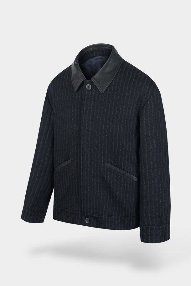네이비 컬러의 울 블렌드 레더 카라 블루종 재킷입니다. 가을, 겨울 시즌에 어울리는 두꺼운 두께감으로, 클래식과 캐주얼 스타일을 모두 소화할 수 있습니다. 레귤러핏으로 제작되었으며, 집업 방식으로 편안하게 착용할 수 있습니다. 데이트룩, 출근룩 등 다양한 TPO에 활용 가능하며, 스트라이프 패턴이 은은한 포인트를 더합니다. 클래식, 캐주얼, 미니멀 스타일을 즐겨 입는 남성분들께 추천합니다.
