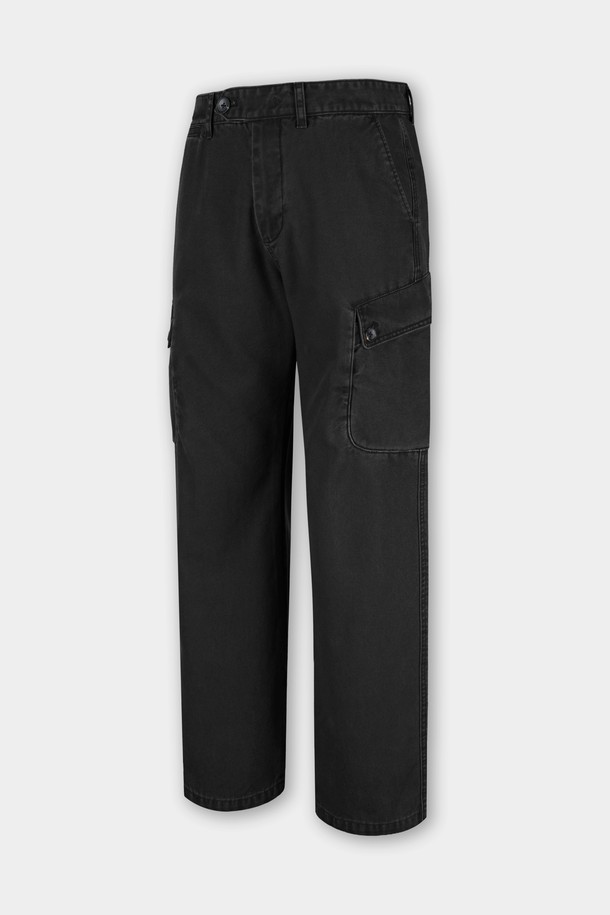 가먼트워싱 C.L핏 카고 치노 팬츠는 남성용 바지로, 캐주얼, 미니멀, 클래식 스타일을 아우릅니다. 봄, 가을에 적합하며, 일상 및 출근룩, 비즈니스 캐주얼에 활용하기 좋습니다. 면 소재의 레귤러핏 긴바지로, 무지 패턴에 카고 포켓 디테일과 가먼트워싱 처리가 돋보입니다. 블랙 컬러로 어떤 상의에도 쉽게 매치하여 베이직하면서도 세련된 스타일을 연출할 수 있습니다.
