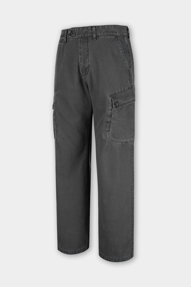 가먼트워싱 C.L핏 카고 치노 팬츠는 남성용 바지로, 캐주얼과 밀리터리 스타일을 동시에 즐길 수 있습니다. 봄, 가을에 적합하며, 일상 및 출근룩, 캠핑룩 등 다양한 TPO에 활용 가능합니다. 레귤러핏으로 편안한 착용감을 제공하며, 무지 패턴의 그레이 컬러로 어떤 상의와도 잘 어울립니다. 면 소재에 가먼트워싱 기법을 더해 부드러운 촉감과 자연스러운 멋을 살렸으며, 카고 포켓 디테일이 실용성을 더합니다.
