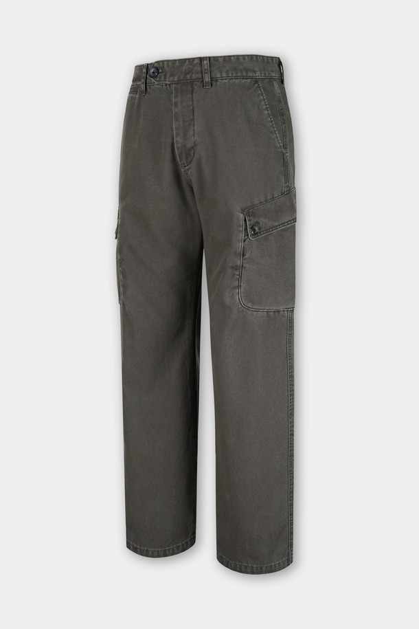 가먼트워싱 C.L핏 카고 치노 팬츠는 남성용 바지로, 캐주얼과 밀리터리 스타일을 동시에 즐길 수 있습니다. 면 소재에 레귤러핏으로 제작되어 편안한 착용감을 제공하며, 봄, 가을에 적합합니다. 카키와 올리브 두 가지 색상으로 출시되어, 출근룩이나 캠핑룩 등 다양한 TPO에 활용 가능합니다. 워크웨어 스타일을 선호하는 분들에게 특히 추천하며, 카고 포켓과 가먼트워싱 디테일이 특징입니다.
