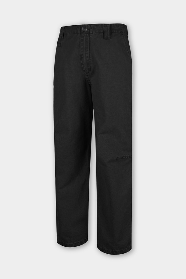 가먼트워싱 다트 트윌 C.L핏 치노 팬츠는 남성용 바지로, 캐주얼, 미니멀, 클래식 스타일을 아우르는 활용도 높은 아이템입니다. 봄, 가을에 적합하며, 일상 및 출근룩으로 모두 잘 어울립니다. 부드러운 면 소재에 가먼트워싱 기법을 더해 자연스러운 핏과 편안한 착용감을 선사합니다. 레귤러핏으로 제작되었으며, 다트 디테일이 더해져 세련된 디자인을 완성합니다. 블랙 컬러의 긴 기장 바지로, 어떤 상의와도 쉽게 매치하여 다양한 스타일을 연출할 수 있습니다.
