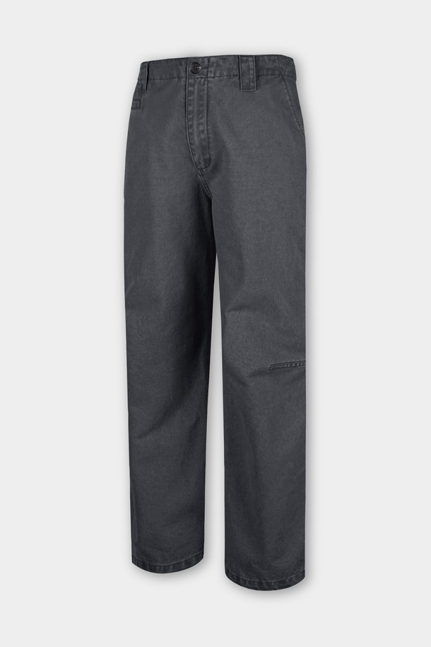 가먼트워싱 다트 트윌 C.L핏 치노 팬츠는 부드러운 촉감의 면 소재로 제작되어 봄, 가을에 착용하기 좋은 남성용 바지입니다. 베이직하고 캐주얼한 스타일로, 일상복뿐만 아니라 출근룩이나 비즈니스 캐주얼로도 활용 가능합니다. 레귤러핏으로 편안한 착용감을 제공하며, 다트 디테일과 가먼트워싱 기법을 통해 은은한 멋을 더했습니다. 차분한 그레이 컬러와 무지 디자인으로 미니멀하고 클래식한 스타일을 연출하기 좋습니다. 
