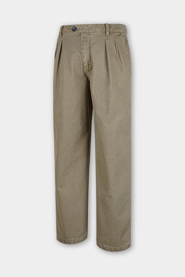 가먼트워싱 기법으로 제작된 남성용 트윌 C.L핏 투턱 치노 팬츠입니다. 베이직한 디자인으로 캐주얼, 클래식 스타일을 모두 아우르며, 출근룩과 비즈니스 캐주얼에도 활용하기 좋습니다. 면 소재로 제작되어 봄, 가을 시즌에 착용하기 좋으며, 레귤러핏으로 편안한 착용감을 선사합니다. 가먼트워싱 처리와 투턱 디테일이 특징이며, 무지 디자인으로 다양한 상의와 손쉽게 매치할 수 있습니다.
