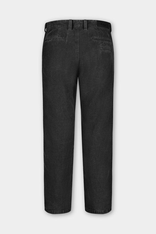 가먼트워싱 코듀로이 R.C핏 치노 팬츠는 부드러운 촉감의 코듀로이 소재로 제작되어 봄, 가을에 착용하기 좋은 남성용 긴 바지입니다. 무지 디자인에 레귤러핏으로 제작되어 캐주얼, 베이직 스타일을 연출하며, 출근룩과 비즈니스 캐주얼에도 활용 가능합니다. 가먼트워싱 기법을 통해 자연스러운 질감을 더했으며, 두께감이 있어 더욱 안정감 있는 착용감을 선사합니다. 클래식, 미니멀 스타일을 즐겨 입는 분들께 추천하는 아이템입니다. 블랙 컬러로 어떤 상의에도 쉽게 매치할 수 있습니다.
