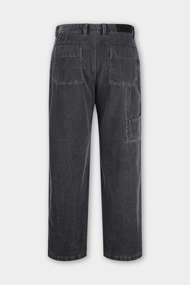 가먼트워싱 코듀로이 카펜터 C.L핏 치노 팬츠는 캐주얼, 클래식, 미니멀 스타일을 모두 아우르는 남성용 바지입니다. 부드러운 촉감의 코듀로이 소재에 가먼트워싱 기법을 더해 자연스러운 멋을 살렸습니다. 카펜터 스타일의 디자인에 레귤러핏으로 제작되어 편안한 착용감을 제공하며, 가을과 겨울철 출근룩에 적합합니다. 톤 다운된 그레이 컬러와 두꺼운 두께감으로 따뜻하고 세련된 분위기를 연출합니다.
