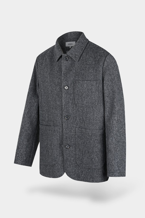 세련된 남성미를 더하는 울 블렌드 퀼팅 재킷입니다. 클래식하고 미니멀한 디자인으로, 가을과 겨울에 따뜻함과 스타일을 동시에 잡을 수 있습니다. 차분한 그레이 컬러와 싱글 버튼 여밈 방식이 세련된 분위기를 연출하며, 레귤러 핏 디자인으로 편안한 착용감을 선사합니다. 출근룩, 비즈니스 캐주얼, 모임룩 등 다양한 TPO에 활용 가능하며, 퀄팅 디테일이 고급스러움을 더합니다. 울 소재 특유의 부드러운 촉감과 보온성을 느껴보세요.
