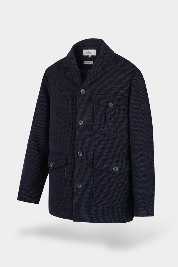 네이비 컬러의 울(Wool) 소재를 사용한 남성용 멀티 포켓 퀼팅 재킷입니다. 가을과 겨울에 착용하기 적합하며, 클래식하고 미니멀한 스타일을 연출합니다. 넉넉한 수납을 위한 멀티 포켓 디자인이 특징이며, 레귤러 핏으로 제작되었습니다. 버튼 여밈 방식과 긴 소매 기장으로, 출근룩이나 비즈니스 캐주얼에 활용하기 좋습니다. 두꺼운 두께감으로 따뜻함을 더했습니다.
