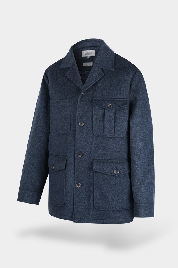 네이비 컬러의 울 멀티 포켓 퀼팅 재킷입니다. 가을, 겨울 시즌에 어울리는 두꺼운 두께감과 클래식, 베이직 스타일로 제작되었습니다. 싱글 버튼 여밈 방식과 레귤러핏으로 제작되어 편안한 착용감을 제공하며, 퀼팅 디자인이 돋보입니다. 넉넉한 수납을 위한 멀티 포켓 디테일이 특징이며, 출근룩, 비즈니스 캐주얼, 모임룩 등 다양한 TPO에 활용 가능합니다. 미니멀하고 시크한 스타일을 연출하기 좋습니다.
