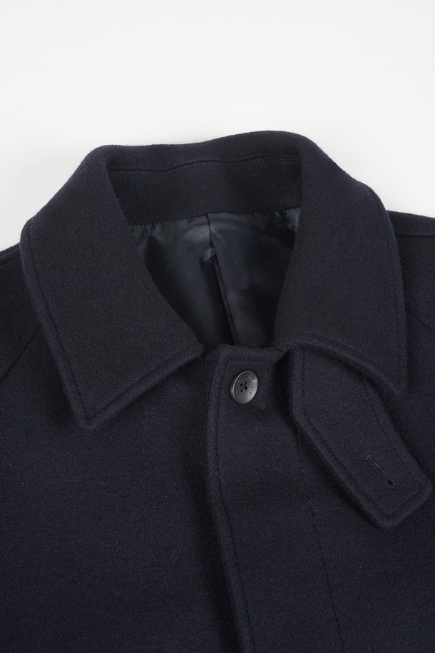 **울 블렌드 발마칸 코트**는 남성용 아우터로, 가을과 겨울철에 적합한 두꺼운 울 소재의 발마칸 코트입니다. 블랙과 네이비 두 가지 색상으로 출시되었으며, 클래식하고 미니멀한 스타일을 연출합니다. 레귤러핏의 레귤러 기장으로 제작되었으며, 싱글 버튼 여밈 방식과 칼라, 포켓 디테일이 특징입니다. 출근룩, 비즈니스 캐주얼, 모임룩 등 다양한 TPO에 활용 가능하며, 미니멀하고 시크한 스타일을 선호하는 남성에게 적합합니다.
