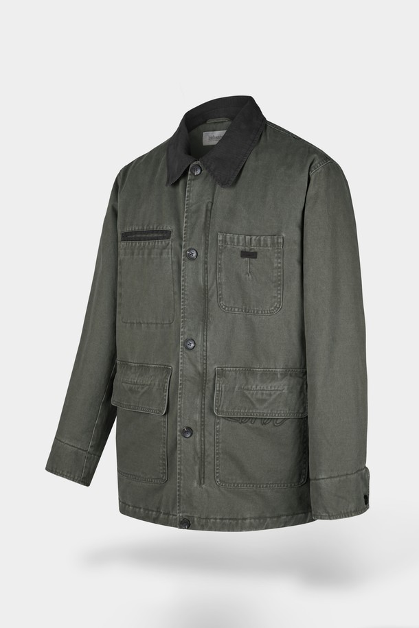 가먼트워싱 트윌 패딩 워크 재킷은 남성용 아우터로, 가을과 겨울에 따뜻하게 착용할 수 있습니다. 카키 및 올리브 컬러로 출시되었으며, 캐주얼과 밀리터리 스타일을 동시에 연출합니다. 뻣뻣한 촉감의 면 소재에 레귤러핏으로 제작되었으며, 무지 패턴에 버튼 여밈 방식과 워크 재킷 스타일을 갖췄습니다. 가먼트워싱, 패딩, 포켓 디테일이 특징이며, 출근룩과 캠핑룩, 캐주얼, 클래식, 워크웨어 스타일을 즐겨 입는 분들께 추천합니다.
