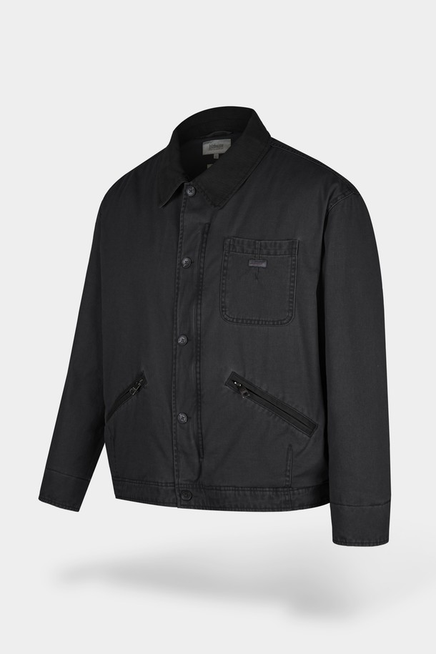 가먼트워싱 트윌 패딩 블루종 재킷은 남성용 아우터로, 가을과 겨울에 착용하기 좋은 두꺼운 두께감의 캐주얼 자켓입니다. 무지 패턴의 블랙 컬러로, 다양한 스타일에 매치하기 용이하며, 출근룩으로도 활용할 수 있습니다. 레귤러핏으로 편안한 착용감을 제공하며, 집업 스타일과 긴소매 디자인이 특징입니다. 가먼트워싱 기법과 패딩 충전재를 사용하여 보온성을 높였으며, 미니멀하고 클래식한 스타일을 연출하기 좋습니다.
