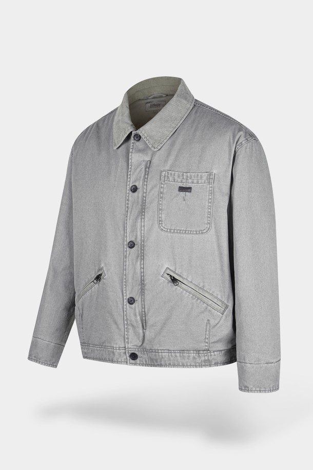 가먼트워싱 트윌 패딩 블루종 재킷은 남성용 아우터로, 가을과 겨울에 착용하기 좋습니다. 무지 디자인의 레귤러핏 블루종 스타일로, 버튼 여밈 방식을 갖추고 있습니다. 두꺼운 두께감으로 따뜻함을 제공하며, 캐주얼 및 베이직 스타일을 연출하기 용이합니다. 가먼트워싱 기법과 패딩 충전재를 사용하여 편안함과 보온성을 높였습니다. 
그레이 컬러의 긴소매 재킷으로, 일상생활에서 폭넓게 활용할 수 있습니다.
