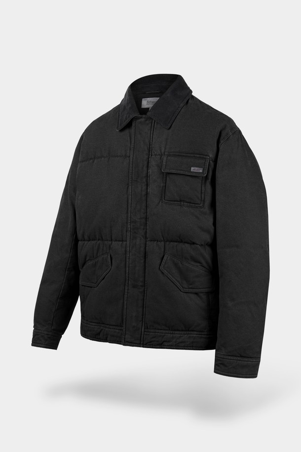 가먼트워싱 덕다운 하프 패딩은 겨울철 보온성을 책임지는 남녀 공용 아우터입니다. 캐주얼, 베이직 스타일을 기반으로 한 무지 디자인으로, 다양한 스타일에 매치하기 용이합니다. 가먼트워싱 기법으로 제작되어 자연스러운 질감을 선사하며, 레귤러핏 디자인으로 편안한 착용감을 제공합니다. 넉넉한 두께감과 덕다운 충전재로 뛰어난 보온성을 제공하며, 경량 소재를 사용하여 활동성을 높였습니다. 하프 기장의 집업 스타일 패딩으로, 긴 소매를 갖추어 겨울철 따뜻함을 더합니다.
