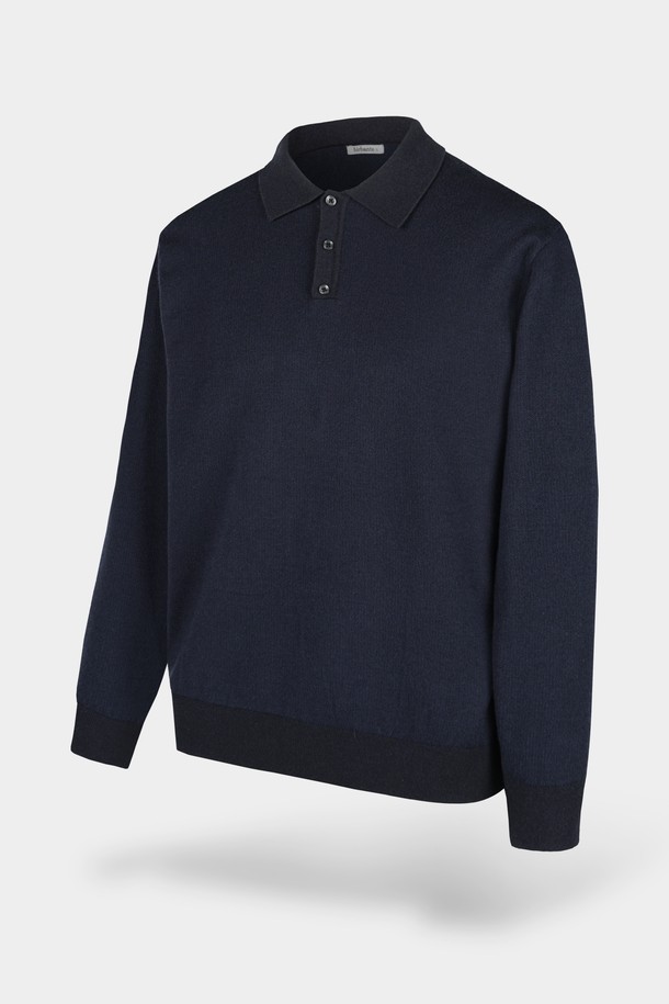 **소프트 워셔블 투톤 카라 니트**는 부드러운 촉감의 워셔블 니트 소재로 제작되어 봄, 가을 간절기에 활용하기 좋은 제품입니다. 베이직하고 캐주얼한 스타일로, 레귤러 핏에 카라넥 디자인이 특징이며, 네이비 컬러의 무지 패턴으로 다양한 룩에 매치하기 용이합니다. 긴 소매 기장으로 포멀한 출근룩이나 비즈니스 캐주얼 스타일에도 적합하며, 캐주얼, 클래식, 미니멀 스타일을 즐겨 입는 분들께 추천합니다. 투톤 디자인으로 은은한 포인트를 더하여 세련된 분위기를 연출합니다.
