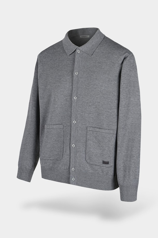 부드러운 촉감의 소프트 워셔블 카라 가디건입니다. 베이직하고 캐주얼한 스타일로, 봄, 가을에 활용하기 좋습니다. 레귤러핏에 긴 소매 기장으로 제작되었으며, 무지 디자인과 그레이 컬러로 어떤 옷에도 쉽게 매치할 수 있습니다. 버튼 여밈 방식과 포켓 디테일이 있으며, 출근룩이나 비즈니스 캐주얼에도 잘 어울립니다. 니트 소재로 제작되어 편안하게 착용할 수 있습니다.
