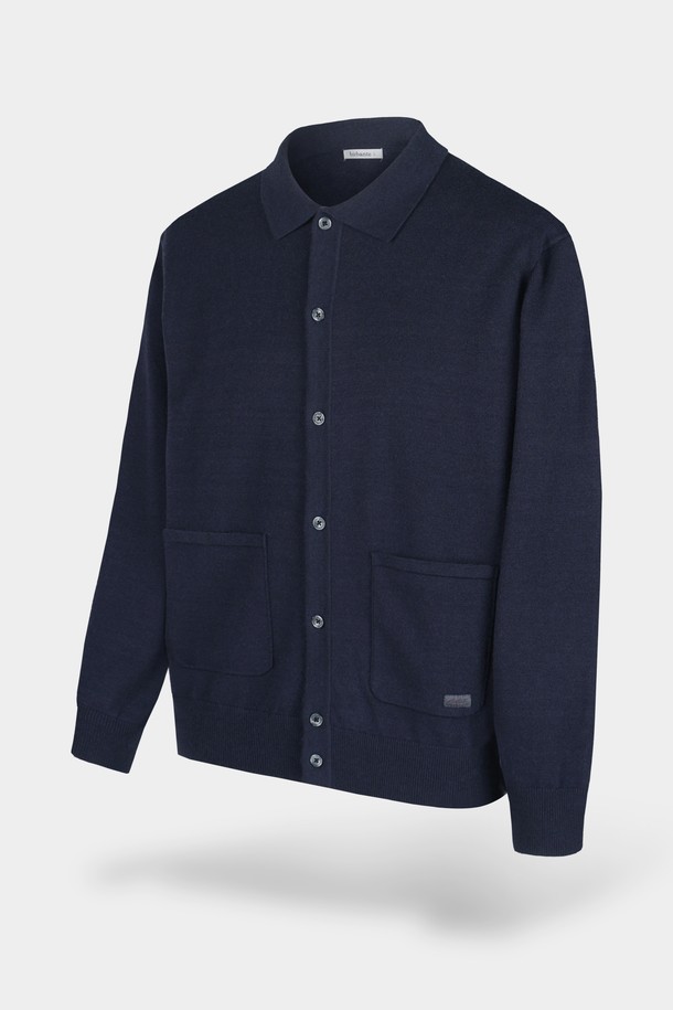 **소프트 워셔블 카라 가디건**은 부드러운 촉감의 니트 소재로 제작되어 편안한 착용감을 선사합니다. 차분하고 세련된 네이비 컬러에 베이직하고 클래식한 디자인으로 **출근룩, 오피스룩, 데이트룩** 등 다양한 TPO에 활용 가능합니다. 봄, 가을 간절기에 활용하기 좋은 얇은 두께의 긴 소매 **레귤러핏** 가디건이며, **워셔블** 기능으로 관리가 용이합니다. 카라 디자인과 버튼 디테일이 돋보이며, **클래식, 미니멀, 캐주얼** 스타일을 즐겨 입는 여성분들께 추천합니다.
