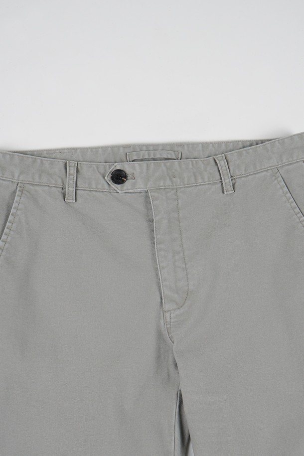 부드러운 촉감의 가먼트워싱 스판 R.C핏 치노 팬츠입니다. 그레이 컬러의 무지 디자인으로, 봄, 여름, 가을, 겨울 사계절 내내 활용할 수 있습니다. 레귤러핏으로 제작되어 편안한 착용감을 제공하며, 면과 스판덱스 혼방 소재로 제작되어 활동성을 높였습니다. 출근룩과 비즈니스 캐주얼, 캐주얼, 미니멀, 클래식 스타일을 즐겨 입는 남성분들에게 적합합니다.
