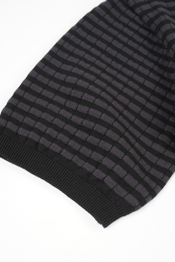 **썸머 워셔블 헨리넥 니트**는 시원하고 편안한 여름을 위한 필수 아이템입니다. 부드러운 면 소재로 제작되어 뛰어난 흡습 및 속건 기능을 제공하며, 얇은 두께감으로 한여름에도 쾌적하게 착용할 수 있습니다. 헨리넥 디자인과 3버튼 디테일이 캐주얼한 매력을 더하고, 레귤러핏과 슬림핏 두 가지로 출시되어 취향에 맞는 핏을 선택할 수 있습니다. Navy Stripe, Grey Stripe, Black Stripe, Ivory, Khaki, Brown, Black 등 다양한 색상과 스트라이프 패턴으로 폭넓은 스타일 연출이 가능합니다. 립조직 소매단과 밑단, 엠보싱 니트 구조, 변형을 최소화한 니트 구조가 섬세한 디테일을 더합니다.
