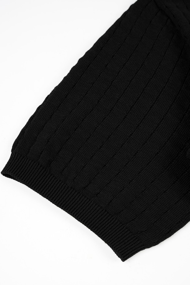 **썸머 워셔블 헨리넥 니트**는 시원하고 편안한 여름철 비즈니스 캐주얼 스타일을 위한 남성 상의입니다. 네이비, 그레이, 블랙 스트라이프 패턴과 아이보리, 카키, 브라운, 블랙 등 다채로운 색상으로 출시되었습니다. 얇고 부드러운 면 소재로 제작되어 흡습, 속건, 통기성이 뛰어나 쾌적한 착용감을 선사합니다. 헨리넥 디자인과 3버튼 디테일, 립조직 소매단 및 밑단 마감으로 클래식하면서도 캐주얼한 분위기를 연출합니다. 워셔블 기능으로 간편하게 관리 가능하며, 피부 자극 없이 편안하게 착용할 수 있습니다.
