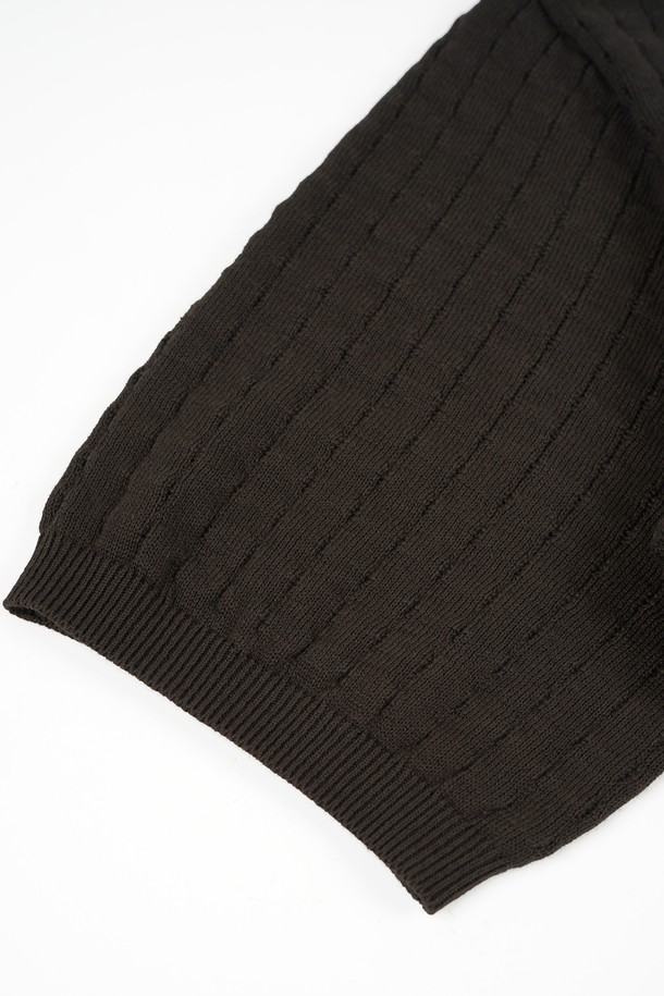 썸머 워셔블 헨리넥 니트는 여름철 시원하고 쾌적하게 착용 가능한 반소매 헨리넥 니트입니다. 면 소재로 제작되어 부드러운 촉감과 뛰어난 통기성을 자랑하며, 흡습 및 속건 기능으로 쾌적함을 유지합니다. 클래식한 디자인에 3버튼 디테일과 소매 시보리 처리가 돋보이며, Navy Stripe, Grey Stripe, Black Stripe, Ivory, Khaki, Brown, Black 등 다양한 컬러의 스트라이프 패턴으로 제공됩니다. 레귤러핏으로 제작되어 일상, 포멀, 캐주얼 등 다양한 TPO에 활용 가능하며 데이트룩 연출에도 적합합니다. 볼록 조직과 탄탄한 조직감으로 변형을 최소화하여 오랫동안 착용할 수 있습니다.
