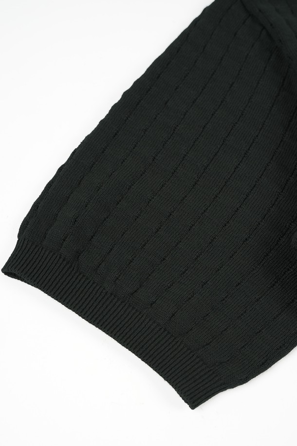 썸머 워셔블 헨리넥 니트는 시원하고 편안한 여름철 상의입니다. 면 소재로 제작되어 부드러운 촉감을 자랑하며, 통기성이 뛰어나 쾌적하게 착용할 수 있습니다. 헨리넥 디자인과 레귤러 핏으로 베이직하면서도 캐주얼한 스타일을 연출합니다. 네이비 스트라이프, 그레이 스트라이프, 블랙 스트라이프, 아이보리, 카키, 브라운, 블랙 등 다양한 컬러로 출시되어 취향에 맞게 선택할 수 있습니다. 3버튼 디자인과 소매/밑단 시보리 처리로 깔끔함을 더했으며, 워셔블 기능으로 관리가 용이합니다. 동네 마실룩, 여행룩 등 다양한 TPO에 맞춰 활용할 수 있습니다.
