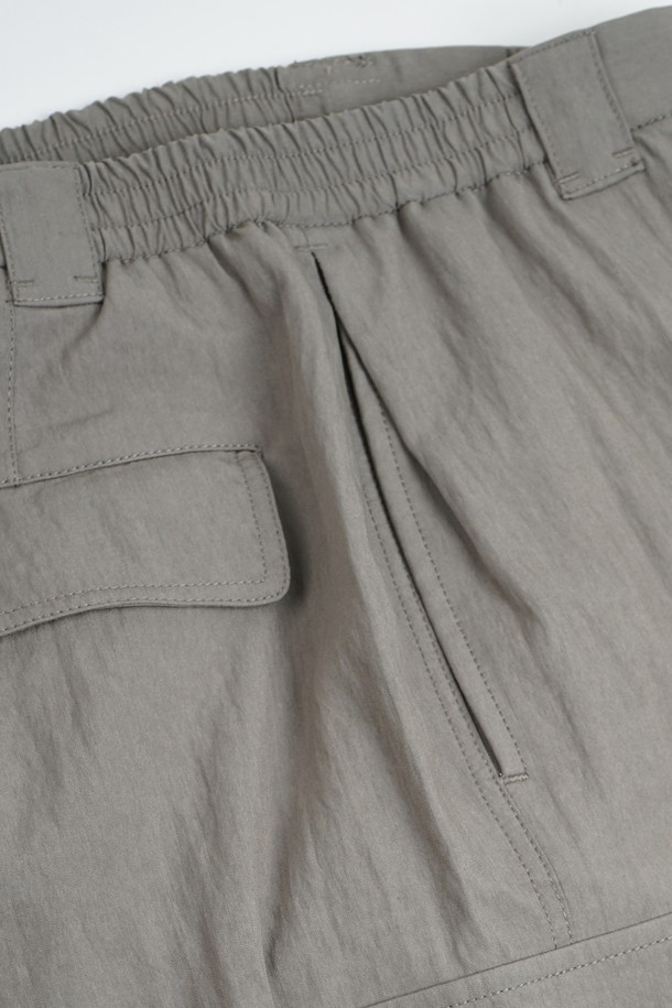 "유틸리티 C.L핏 파라슈트 카고 팬츠"는 남성용 바지로, 일상과 아웃도어 활동 모두에 적합합니다. 봄, 여름 시즌에 어울리는 얇은 두께감의 나일론 소재로 제작되어 편안한 착용감을 제공합니다. 레귤러핏으로 제작되었으며, 밀리터리 스타일과 캐주얼 무드를 동시에 연출합니다. 카고 포켓과 유틸리티 디자인이 특징이며, 여행룩과 캠핑룩, 캐주얼, 미니멀, 워크웨어 스타일을 즐기는 분들께 추천합니다. 그레이 컬러로 출시되었습니다.
