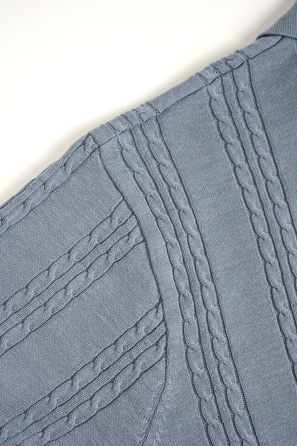 **썸머 워셔블 케이블 카라 니트**는 봄, 여름, 가을에 착용하기 좋은 공용 상의입니다. 베이직하고 캐주얼한 스타일로, 데이트룩이나 카페룩에 잘 어울립니다. 오픈 카라 디자인에 레귤러핏으로 제작되었으며, 얇은 두께감과 면 소재 특유의 통기성으로 편안하게 착용할 수 있습니다. 케이블 조직 패턴과 반소매 기장으로 시원함을 더하고, 소매와 밑단 시보리 마감으로 깔끔함을 유지합니다. 아이보리, L.블루, 브라운, 네이비, D.그레이, 차콜 등 다양한 6가지 컬러로 만나보세요.
