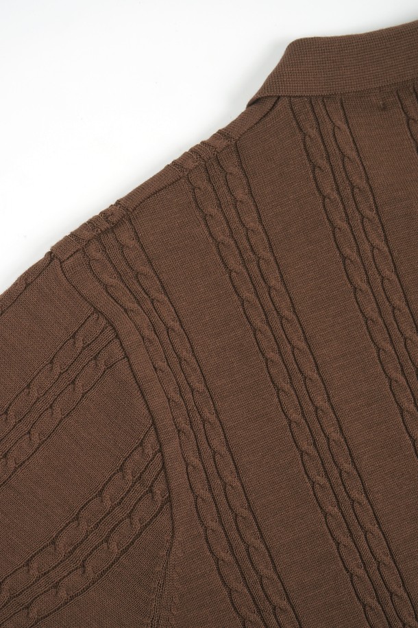 **썸머 워셔블 케이블 카라 니트**는 시원한 여름을 위한 필수 아이템입니다. 부드러운 면 소재로 제작되어 뛰어난 흡습 및 속건 기능을 자랑하며, 얇은 두께감으로 통기성이 좋습니다. 클래식하고 트렌디한 무드를 연출하는 케이블 패턴과 카라 디자인이 돋보이며, 레귤러핏과 슬림핏 두 가지 핏으로 만나볼 수 있습니다. 아이보리, 라이트 블루, 브라운, 네이비, 다크 그레이, 차콜 6가지의 다채로운 컬러로 데이트룩, 카페룩, 여행룩 등 다양한 TPO에 맞춰 스타일리시하게 연출해보세요. 미니멀, 캐주얼 등 어떤 스타일에도 잘 어울리는 워셔블 니트입니다.
