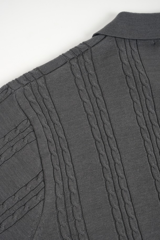 **썸머 워셔블 케이블 카라 니트**는 공용으로 착용 가능한 여름(6가지 컬러) 상의입니다. 오픈 카라 디자인과 레귤러핏으로, 일상 및 비즈니스 캐주얼에 적합하며, 캐주얼, 미니멀, 클래식 스타일을 연출할 수 있습니다. 부드러운 면 소재의 케이블 조직으로 제작되어 고급스러운 텍스처를 자랑하며, 흡습, 속건, 통기성이 우수하여 쾌적한 착용감을 선사합니다. 얇거나 보통 두께감으로, 깔끔한 실루엣과 시보리 마감 처리가 돋보이며, 반소매 기장입니다.
