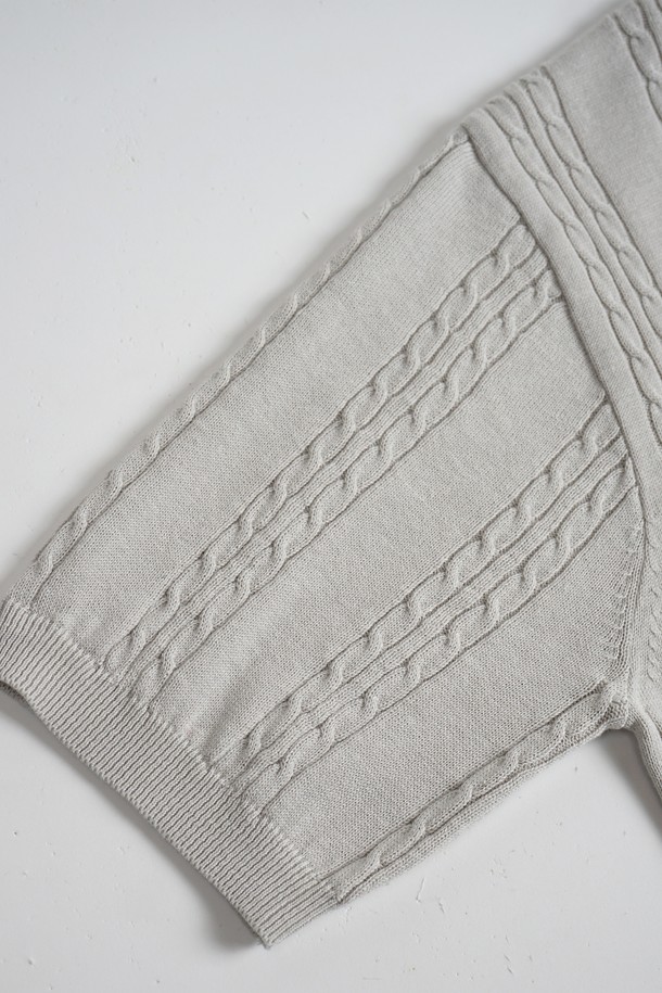 **썸머 워셔블 케이블 카라 니트**

시원한 여름을 위한 썸머 워셔블 케이블 카라 니트입니다. 부드러운 면 소재로 제작되어 흡습, 속건, 통기 기능으로 쾌적한 착용감을 제공합니다. 오픈 카라 디자인과 레귤러핏으로 캐주얼하면서도 미니멀한 스타일을 연출하며, 비즈니스 캐주얼룩에도 적합합니다. 아이보리, L.블루, 브라운, 네이비, D.그레이, 차콜 등 다양한 6가지 컬러로 출시되어 폭넓은 선택이 가능하며, 소매와 밑단 시보리 마감으로 깔끔함을 더했습니다. 반소매 기장과 적당한 두께감으로 여름철 데일리 아이템으로 활용하기 좋습니다.
