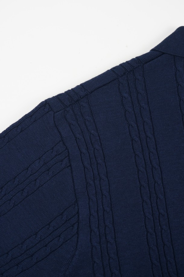 **썸머 워셔블 케이블 카라 니트**

가볍고 통기성이 뛰어난 썸머 워셔블 케이블 카라 니트입니다. 면 소재로 제작되어 부드러운 촉감을 선사하며, 흡습, 속건, 통기 기능으로 쾌적함을 유지합니다. 베이직한 스타일의 레귤러 기장 반소매 니트로, 케이블 조직 패턴과 오픈 카라 디자인이 특징입니다. 슬림핏, 레귤러핏, 레귤러 컴포트핏, 컴포트루즈핏 등 다양한 핏으로 제공되며, 신축성 있는 소매와 밑단 시보리로 편안한 착용감을 제공합니다. 데이트룩, 카페룩, 미니멀, 클래식, 캐주얼 스타일을 연출하기에 좋습니다.
