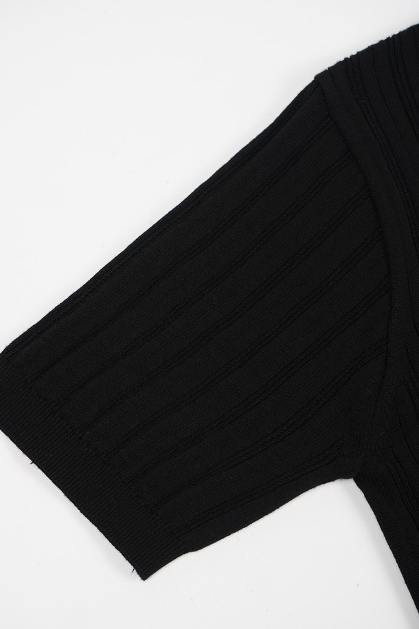 **썸머 워셔블 골지 헨리넥 니트**는 시원한 여름철을 위한 필수 아이템입니다. 부드러운 면 소재로 제작되어 흡습 및 속건 기능이 뛰어나 쾌적한 착용감을 선사합니다. 5버튼 헨리넥 디자인과 골지 패턴이 돋보이며, 레귤러 핏으로 편안한 착용감을 제공합니다. 반소매 기장과 얇은 두께로 제작되어 일상 및 여행룩 등 다양한 TPO에 활용하기 좋습니다. 베이직, 캐주얼, 미니멀 스타일을 즐겨 입는 분들께 추천합니다.
