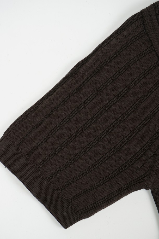 시원한 여름을 위한 필수템, 썸머 워셔블 골지 헨리넥 니트입니다. 부드러운 면 소재에 골지 패턴으로 고급스러운 질감을 더했으며, 얇은 두께감으로 시원하게 착용 가능합니다. 헨리넥 디자인과 5버튼 디테일이 캐주얼하면서도 세련된 느낌을 줍니다. 라이트그레이, 베이지, 라이트블루, 다크브라운, 다크그레이, 블랙 등 다양한 6가지 컬러로 출시되어, 어떤 스타일에도 매치하기 좋습니다. 흡습 및 속건 기능으로 쾌적함을 유지하며, 데일리룩, 카페룩, 여행룩 등 다양한 TPO에 활용 가능한 활용도 높은 아이템입니다. 레귤러핏으로 편안하게 착용할 수 있으며, 베이직, 캐주얼, 미니멀, 클래식 등 다양한 스타일을 연출해보세요.
