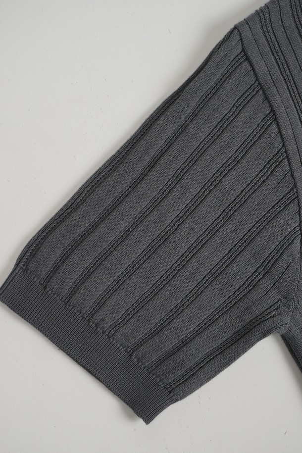 **썸머 워셔블 골지 헨리넥 니트**

시원한 여름을 위한 썸머 워셔블 골지 헨리넥 니트입니다. 얇고 부드러운 면 소재로 제작되어 통기성이 뛰어나고 흡습, 속건 기능으로 쾌적한 착용감을 선사합니다. 베이직하고 캐주얼한 스타일로, 동네 마실룩이나 여행룩에 잘 어울립니다. 5버튼 헨리넥 디자인과 레귤러핏으로 편안함을 더하고, 소매와 밑단 시보리 마감으로 깔끔한 실루엣을 연출합니다. 라이트 그레이, 베이지, 라이트 블루, 다크 브라운, 다크 그레이, 블랙 등 다양한 6가지 컬러로 출시되었습니다.
