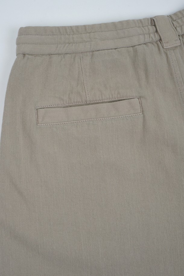 부드러운 면 소재의 카치온 워시드 원턱 C.L핏 스트링 팬츠입니다. 톤 다운된 베이지 컬러로, 봄과 여름에 시원하게 착용하기 좋습니다. 허리 스트링 디테일과 레귤러 핏으로 편안한 착용감을 제공하며, 무지 디자인으로 어떤 상의와도 쉽게 매치할 수 있습니다. 캐주얼, 미니멀, 클래식 스타일을 모두 아우르는 활용도 높은 아이템입니다. 워싱 가공으로 자연스러운 핏과 부드러운 촉감을 느낄 수 있습니다.
