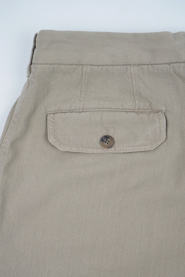 **카치온 워시드 C.L핏 카고 하프 팬츠**는 봄, 여름 시즌에 어울리는 남성용 카고 반바지입니다. 베이직한 베이지 컬러의 무지 디자인으로, 캐주얼, 미니멀, 워크웨어 스타일을 연출하기 좋습니다. 면 소재로 제작되어 얇고 가벼우며, 레귤러핏으로 편안한 착용감을 선사합니다. 여행룩, 휴가룩에 활용하기 좋으며, 카고 포켓 디테일이 실용성을 더합니다.
