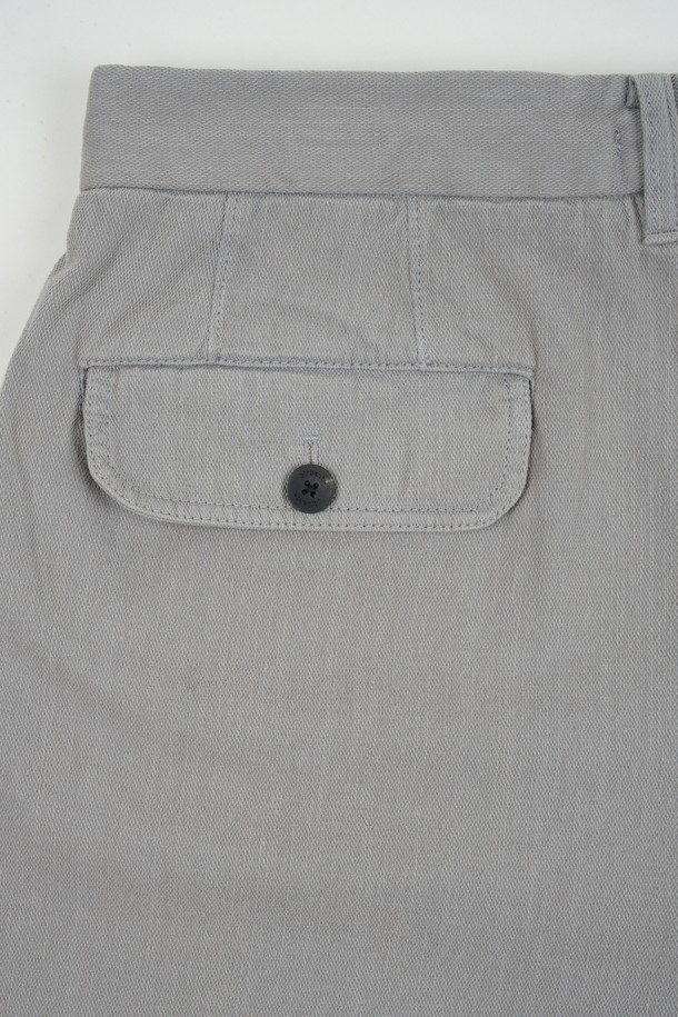 카치온 워시드 C.L핏 카고 하프 팬츠는 남성용 바지로, 봄과 여름에 착용하기 좋은 캐주얼 스타일의 반바지입니다. 부드러운 촉감의 면 소재로 제작되었으며, 얇은 두께감으로 시원하게 착용할 수 있습니다. 레귤러핏으로 편안한 착용감을 제공하며, 무지 디자인에 카고 포켓 디테일이 더해져 실용성을 높였습니다. 그레이 컬러로 다양한 상의와 손쉽게 매치하여 미니멀하면서도 스타일리시한 룩을 연출할 수 있습니다.
