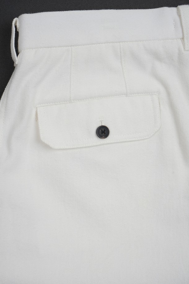 카치온 워시드 C.L핏 카고 하프 팬츠는 여름철 캐주얼 스타일을 위한 남성용 반바지입니다. 얇은 면 소재로 제작되어 시원하고 편안한 착용감을 제공하며, 레귤러 핏으로 제작되어 활동성을 높였습니다. 무지 디자인에 하프 기장으로, 여행룩이나 미니멀한 스타일 연출에 적합합니다. 카고 포켓 디테일이 실용성을 더한 화이트 컬러의 하프 팬츠입니다.
