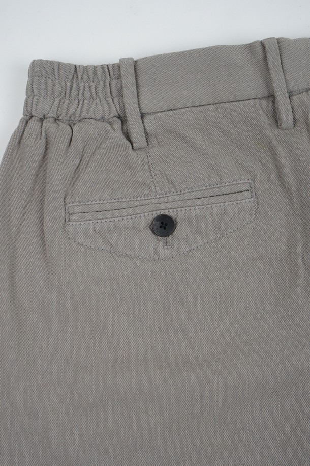 카치온 워시드 원턱 C.L핏 하프 팬츠는 여름철 시원하게 착용하기 좋은 남성용 하프 팬츠입니다. 부드러운 면 소재로 제작되어 편안한 착용감을 선사하며, 레귤러핏으로 제작되어 부담 없이 다양한 스타일을 연출할 수 있습니다. 무지 디자인에 부분 밴딩 처리와 원턱 디테일이 더해져 캐주얼하면서도 베이직한 매력을 줍니다. 여행룩, 휴가룩, 캐주얼, 미니멀, 클래식 등 다양한 TPO와 스타일에 활용하기 좋은 아이템입니다. 그레이 컬러로 어떤 상의와도 쉽게 매치하여 스타일리시한 룩을 완성할 수 있습니다.
